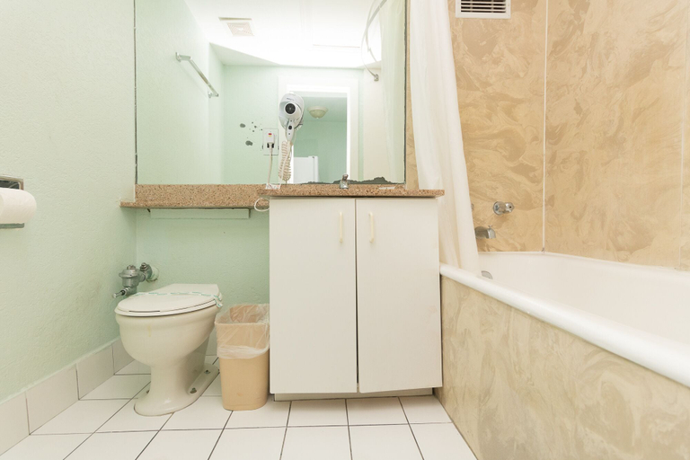 Bathroom 3, 627 Ocean View Hollywood, Broward