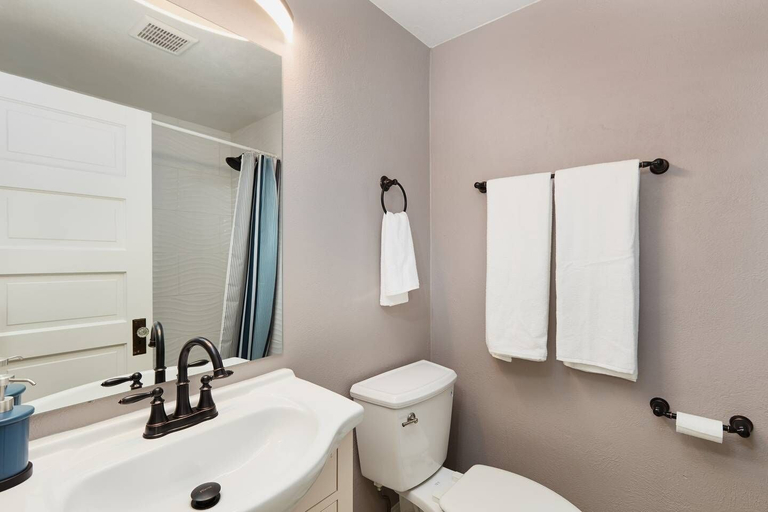 Bathroom 3, 2BR Olympic Center Downtown, El Paso