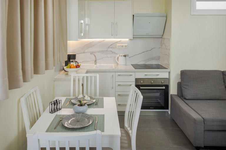Others 4, Fresh 1 Bd Apt with Patio in Heraklion, Crete