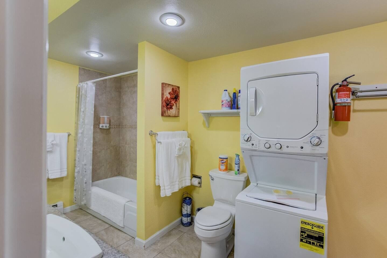 Bathroom 4, Garden-level Perfect Hot tub Fire Pit & More!, El Paso