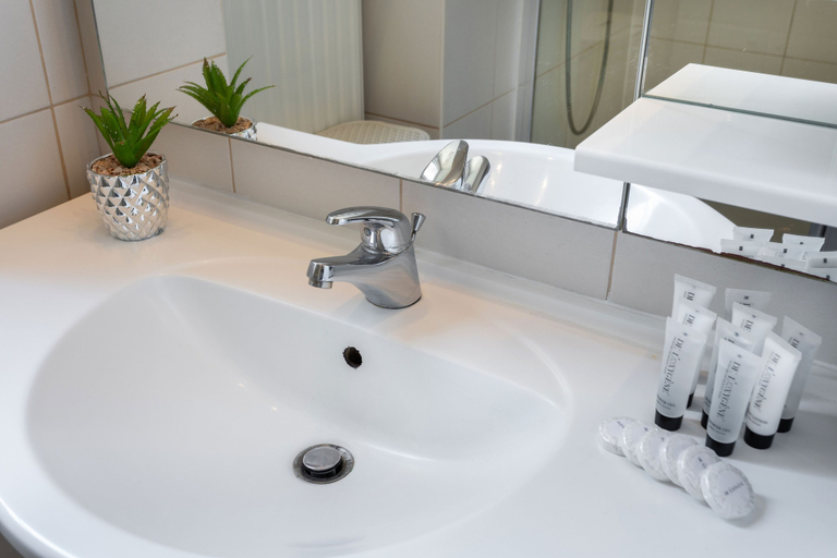 Bathroom 2, Bright and Spacious 2bdr Apartment in Heart of Zagreb, Zagreb