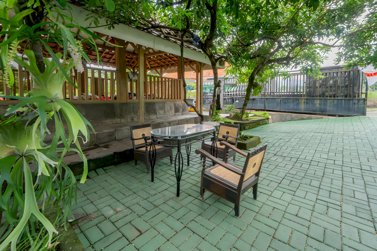 Exterior & Views 5, SPOT ON 93612 Kencana Homestay Syariah, Pasuruan