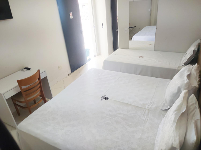 Others 1, Hotel Master, Salinas