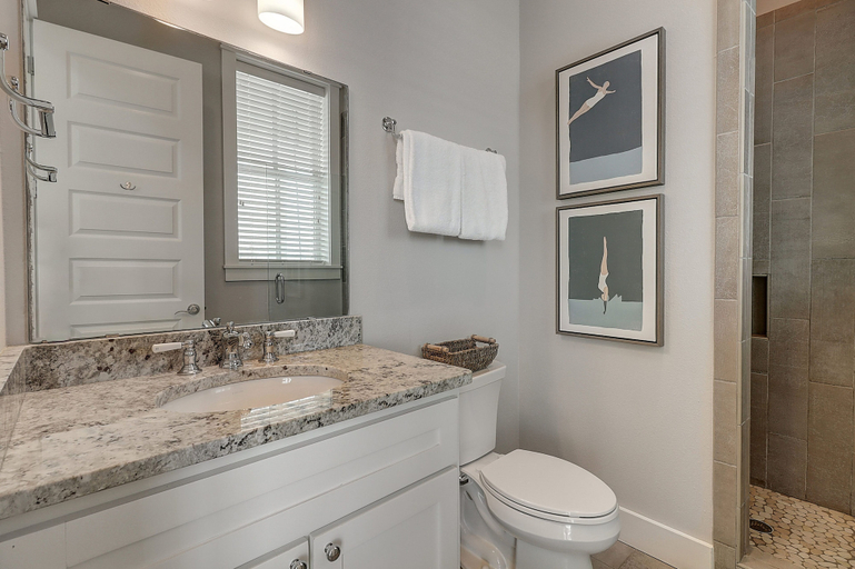 Bathroom 4, Anchors Away 130 FI, Nueces