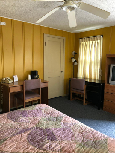 Bedroom 5, Coronado West Motel, McPherson