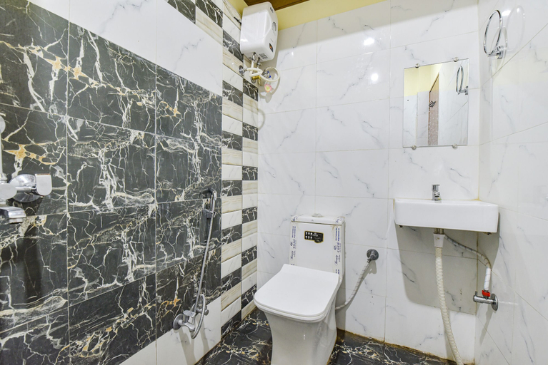 Bathroom, Fabhotel Castle Inn, Udaipur