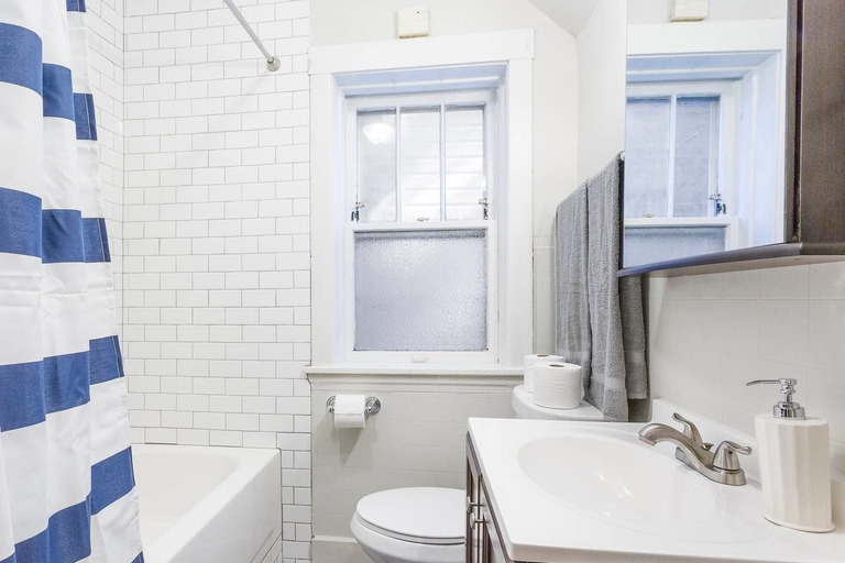 Bathroom, Vintage Uki Village Charmer, Quiet & Cozy 2 BDR, Cook