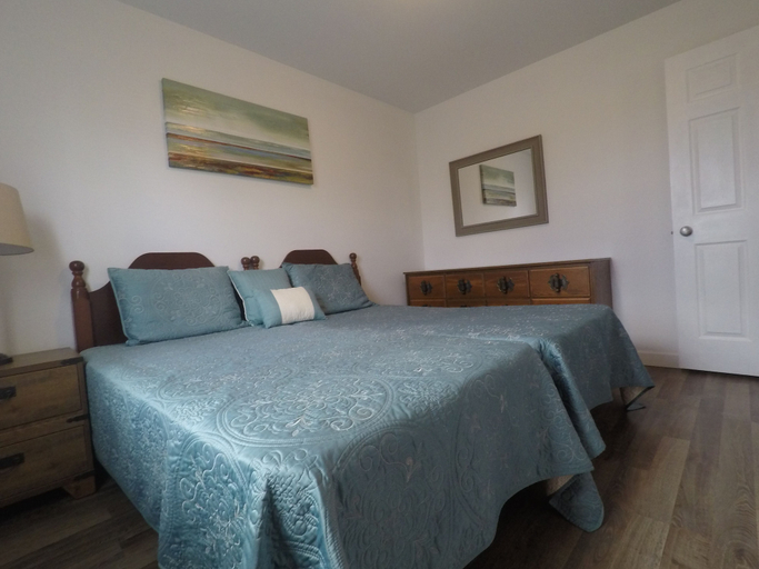 Bedroom 2, Wood Duck Cottage, Queens