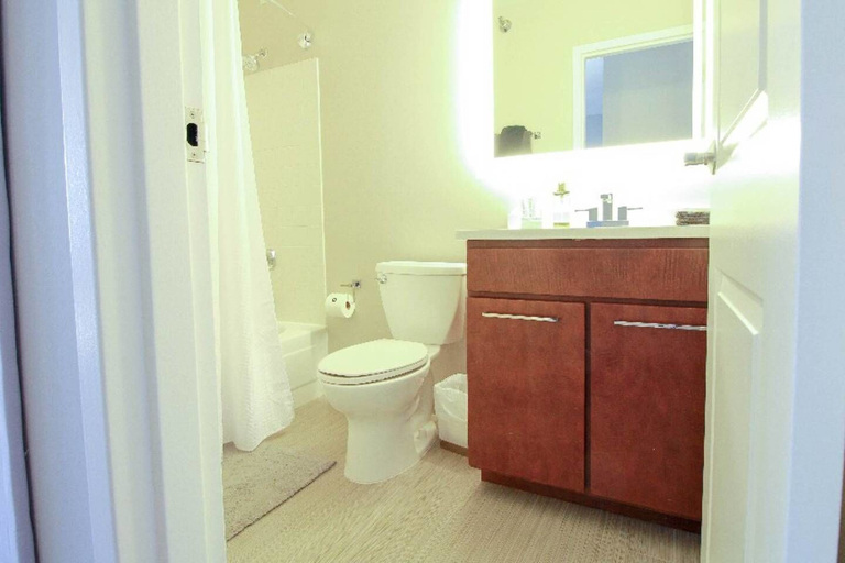 Bathroom, The Gulfstream - Vibrant Studio Heart of Downtown, Cook