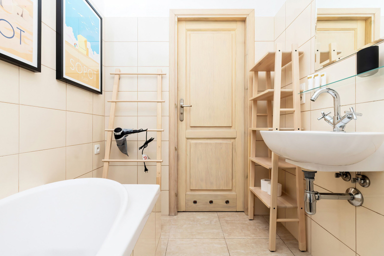 Bathroom 5, Kraszewskiego Apartment by Renters, Sopot