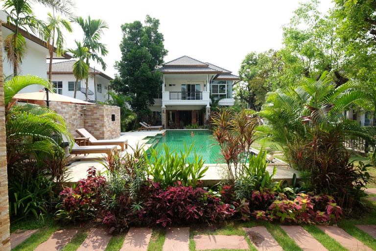 Starry Night Villa by Zhang Bin, San Kamphaeng