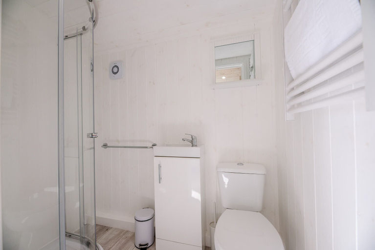 Bathroom 4, Honeysuckle Farm Hut 5 - Suffolk Farm Holidays, Suffolk