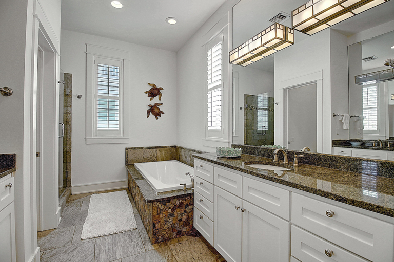 Bathroom 4, Hook, Wine & Sinker 133 SE, Nueces