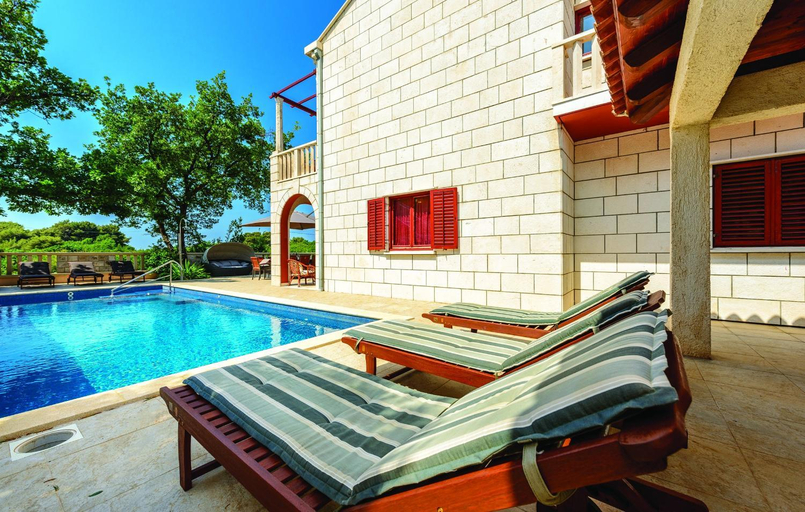 Sport & Beauty 2, Villa Anka - Five-Bedroom Villa with Terrace and Swimming Pool, Pojezerje