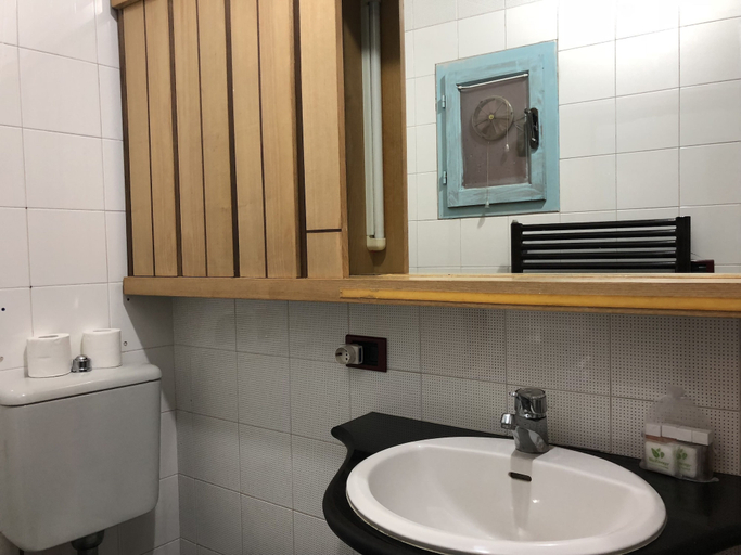 Bathroom, Macci Number Eight, Florence