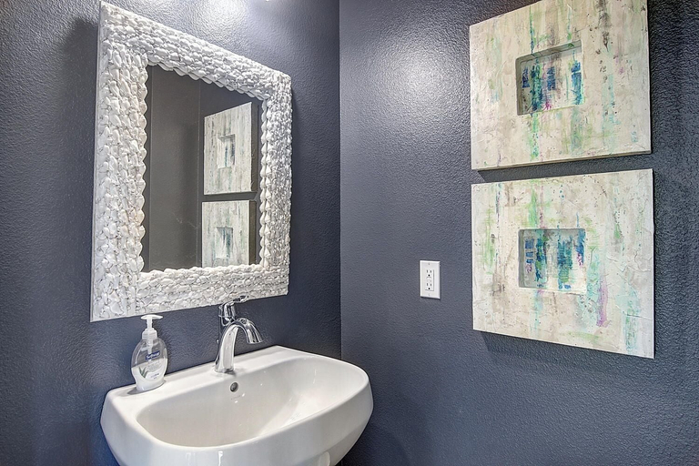 Bathroom 4, Grey Mist 123 ST, Nueces