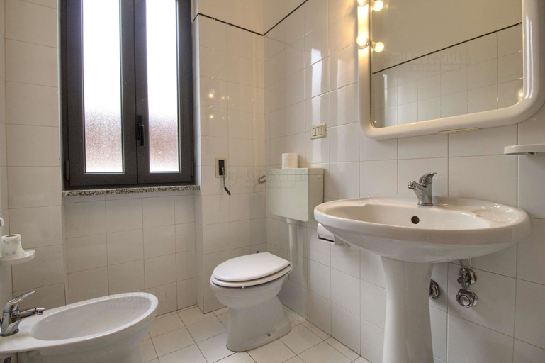 Bathroom 4, Sunset Greg, Lovely Front bay Terraced House, Lecce