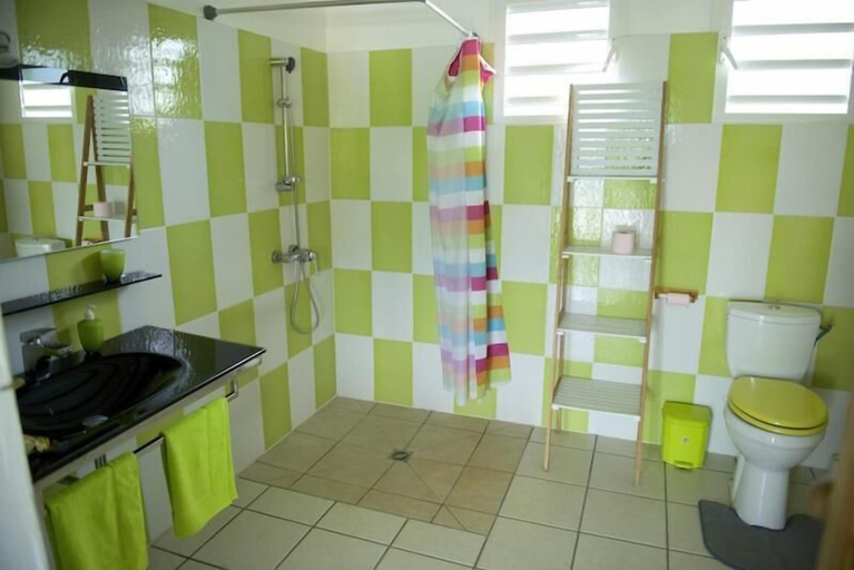 Bathroom 3, Village de la princesse, Saint-François