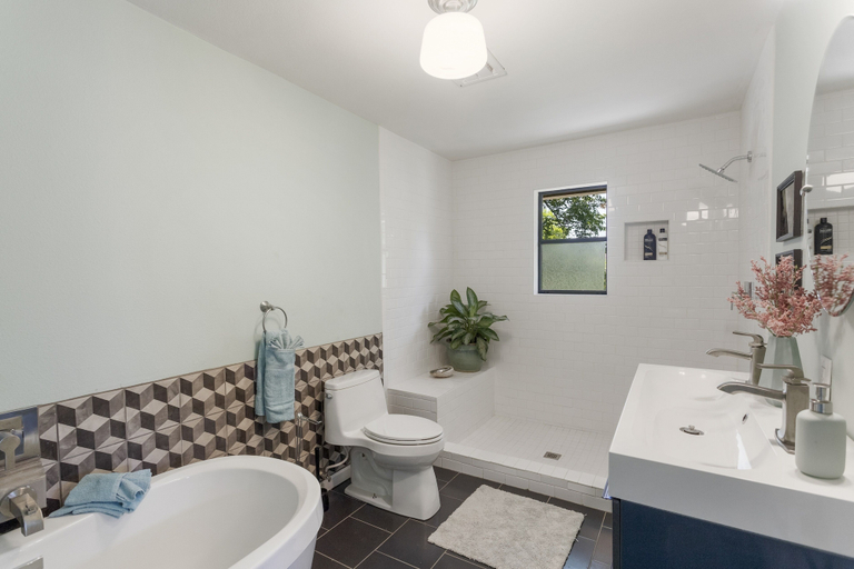 Bathroom 4, The Tire Swing - Modern 3BD - Gourmet Kitchen - Awesome Local, Travis
