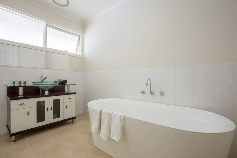 Bathroom 2, Spacious Comfortable Home in Wheelers Hill+pool, Monash - Waverley East
