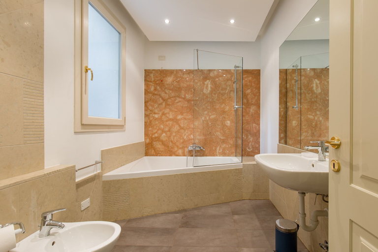 Bathroom 5, Point of View, Verona