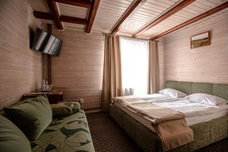 Bedroom 2, Dovbushanka Hotel, Nadvirnians'kyi