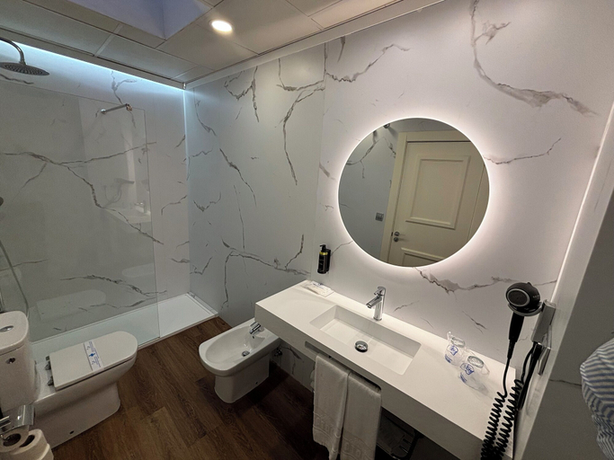 Bathroom 5, Atrio, Valladolid