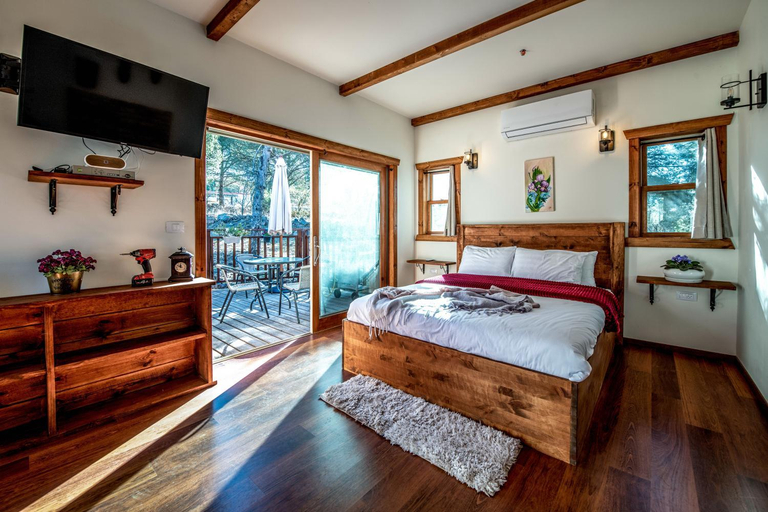 Bedroom 3, בלב אודם - 2 בקתות קסומות לזוגות בלב יער אודם עם אמבט ספא