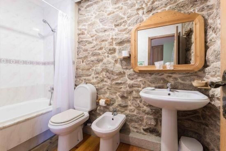Bathroom 3, Casa da Urcela, Pontevedra