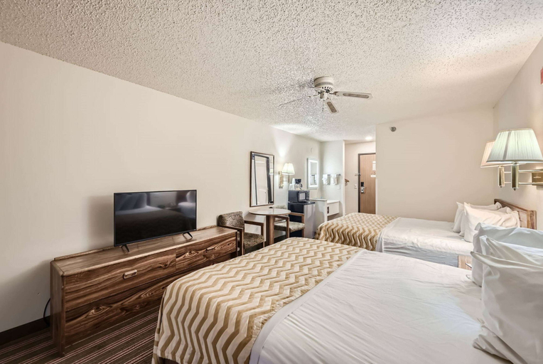 Bedroom 3, Travelodge by Wyndham Longmont, Weld