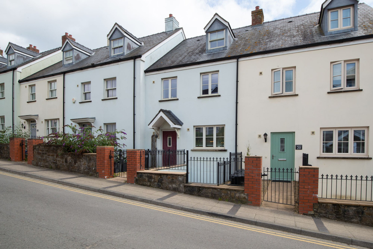 Room 4, Ger Y Mor - Village Centre with Parking, Pembrokeshire