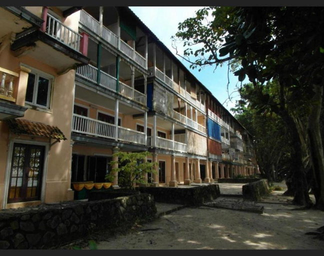 Exterior 4