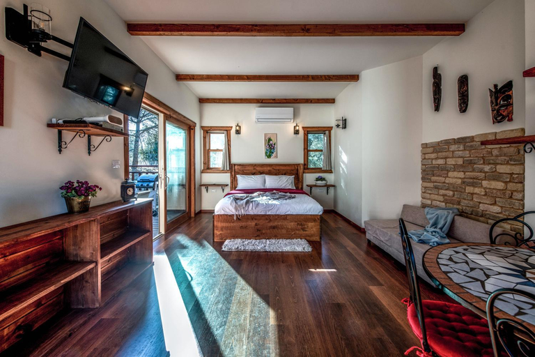 Bedroom 3, בלב אודם - 2 בקתות קסומות לזוגות בלב יער אודם עם אמבט ספא
