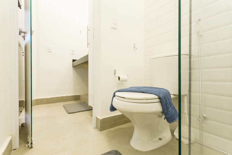 Bathroom 3, Es402 At the Historic Modernist Esther Builing, São Paulo