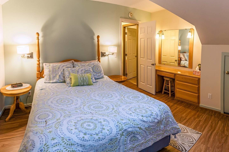 Bedroom 2, Oak Sherwin House Near OSF, Jackson