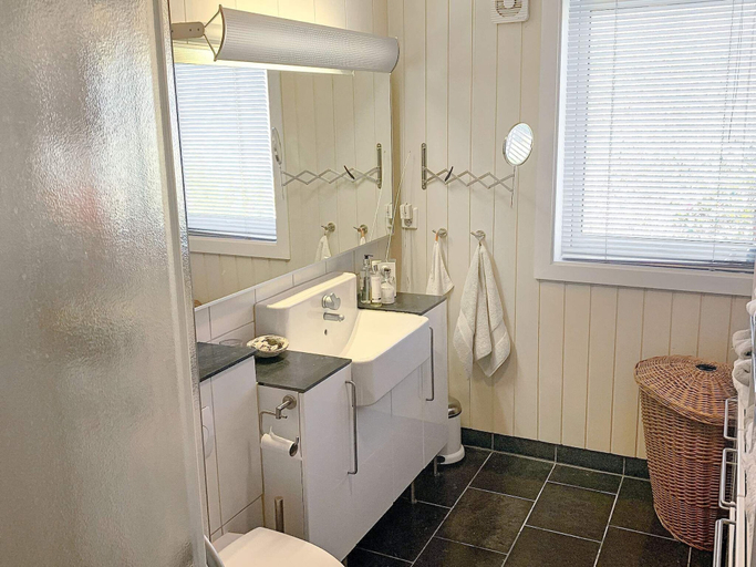 Bathroom 4, 7 Person Holiday Home in Jelsa, Suldal