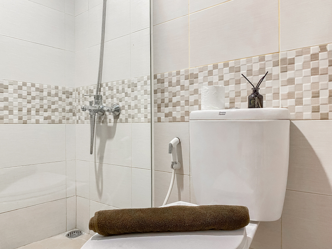 Bathroom 5, Minimalist and Cozy Studio Tamansari Iswara Apartment By Travelio, Bekasi