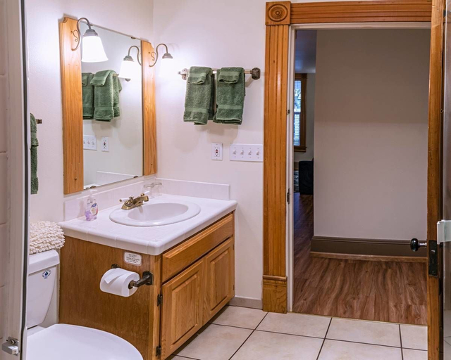 Bathroom 3, Oak Sherwin House Near OSF, Jackson