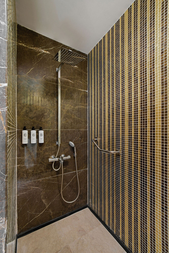 Bathroom 19