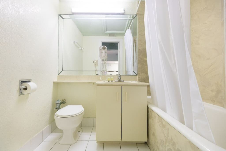 Bathroom, 637 Ocean View Hollywood, Broward