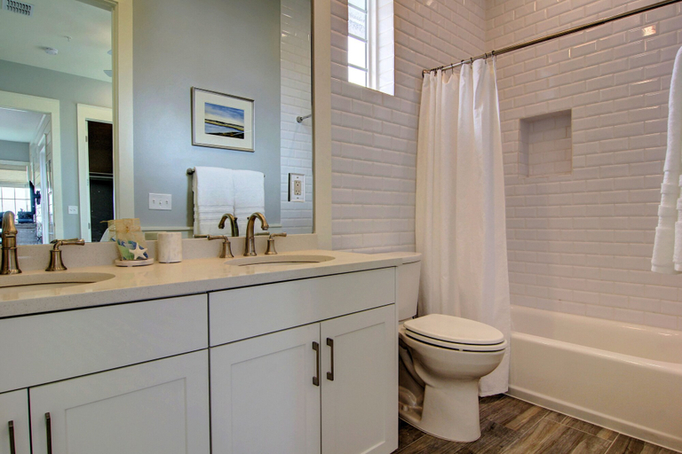 Bathroom, So Long TC 10305, Nueces
