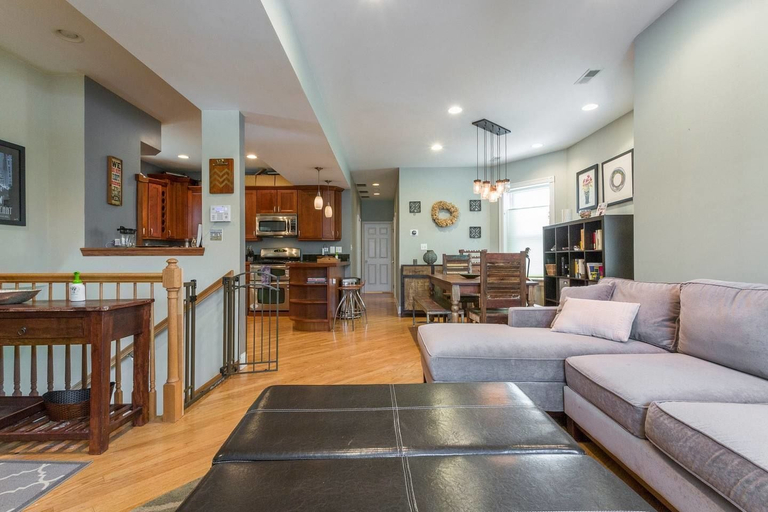 Others 1, Spacious Split-level Apartment - Great for Groups, Cook