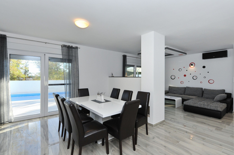 Others 5, Villa Lily, Privlaka