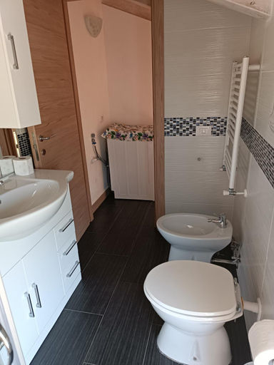 Bathroom 2, Al Bivio, Chieti