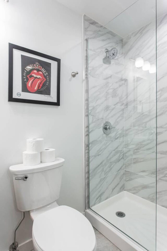 Bathroom, Sycamore Sunset - Modern 1bdr in Downtown, Cook