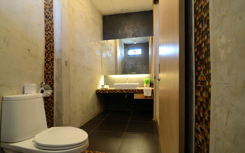 Bathroom 13
