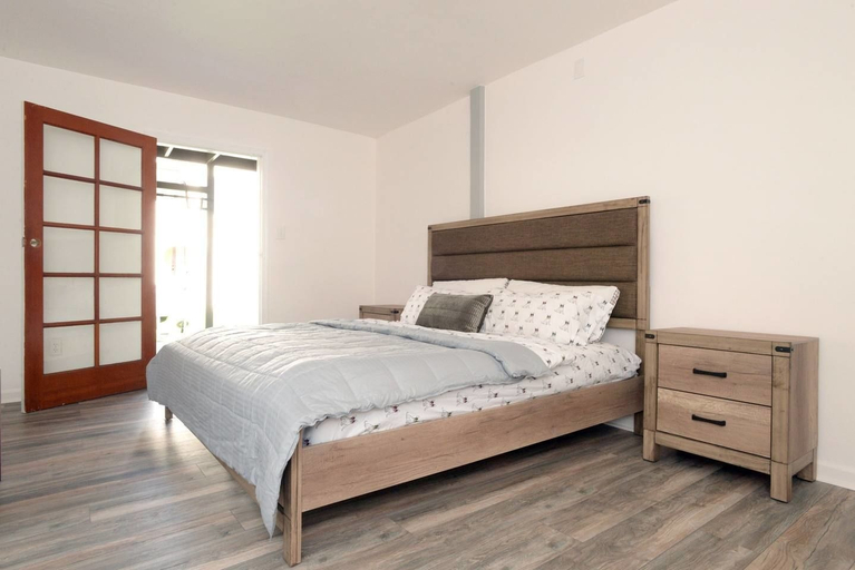 Bedroom 3, Spacious House on Melrose w Private Backyard Gym, Los Angeles