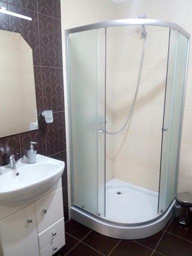 Bathroom 3, Dovbushanka Hotel, Nadvirnians'kyi