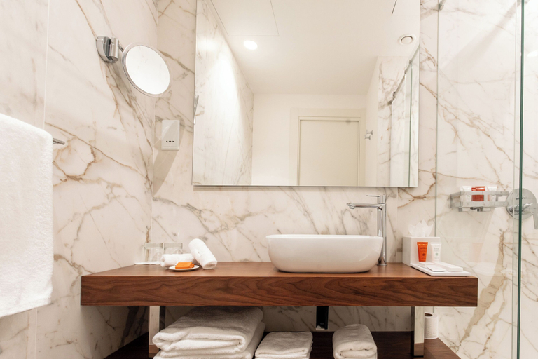 Bathroom 5, The Capital Boutique Hotel