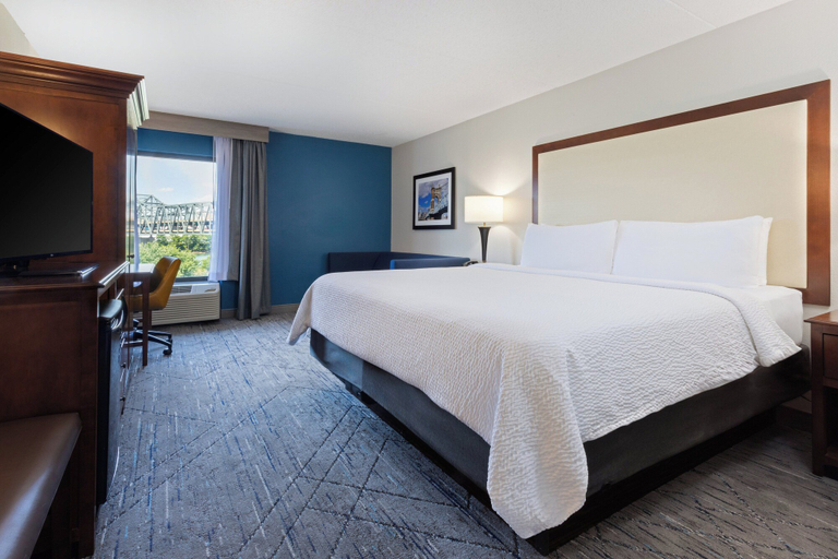 Bedroom 4, Holiday Inn Express & Suites CINCINNATI RIVERFRONT by IHG, Kenton